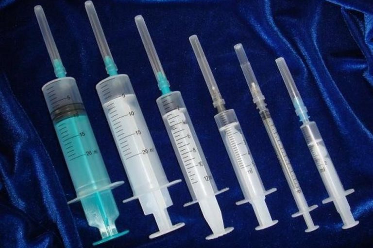 Как делать укол кошке внутримышечно в бедро и подкожно в холку